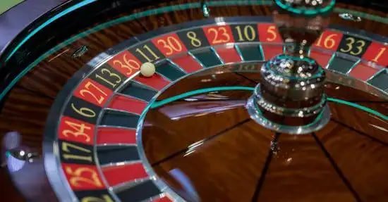wwwbet Live Casino APP မိုဘိုင်းလ်ဖုန်းဖြင့် Roulette ကစားနေသောမြင်ကွင်း